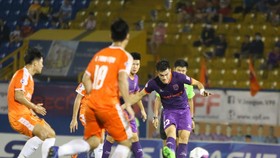 Cú "cứa" bóng ghi bàn thắng duy nhất của Tiến Linh vào cuối trận. Ảnh: DŨNG PHƯƠNG