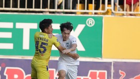 HLV Kiatisak có nhiều lựa chọn ở đội hình xuất phát. Ảnh: Anh Khoa