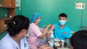 Các cầu thủ đang được tiêm vắc xin