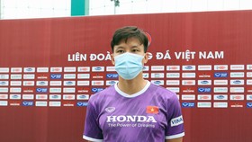 Quế Ngọc Hải được thầy Park chọn trao đổi thông tin cùng giới truyền thông trước buổi tập đầu tiên. Ảnh: VFF