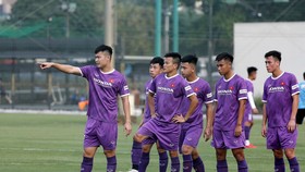 Đội U22 Việt Nam trên sân tập chiều 12-5. Ảnh: MINH HOÀNG