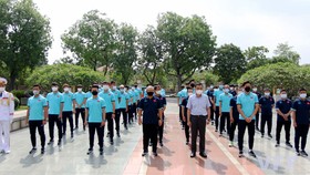 Đội tuyển Việt Nam tại lễ dâng hương tưởng nhớ các Anh hùng liệt sỹ tại tượng đài Bắc Sơn