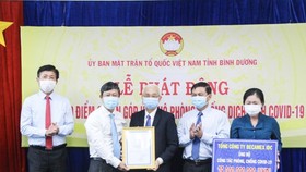 Đồng chí Võ Văn Minh Chủ tịch HĐND tỉnh trao bảng tấm lòng vàng nhân đạo cho đại diện Tổng Công ty Becamex IDC