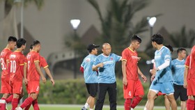 Thầy trò tất bật chuẩn bị khi mà cuộc so tài với Indonesia gần kề. Ảnh: TÂY SƠN