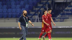 Thầy Park tạm xa các học trò ở trận gặp UAE. Ảnh: THIỀU ANH