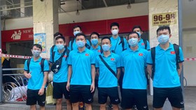 Đội tuyển futsal rời khách sạn cách ly vào ngày 17-6. Ảnh: QUỐC AN