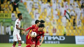 Minh Vương nhanh chóng nhặt bóng chạy lên giữa sân sau kho ghi bàn rút ngắn tỷ số 2-3. Ảnh: ANH KHOA