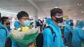 Các tuyển thủ mặc trang phục bảo hộ trong suốt hành trình di chuyển từ UAE cho đến khi về khu cách ly ở khách sạn