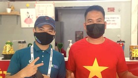 Phóng viên Ted Trần (bên trái) và anh Bình, Việt kiều tại UAE đã đồng hành cùng anh em phóng viên trong thời gian qua. Ảnh: TÂY SƠN
