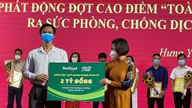 Đại diện Qũy Phát triển Tài năng Việt của Ông Bầu trao tặng 2 tỷ đồng cho Qũy Phòng chống dịch Covid-19 tỉnh Hưng Yên