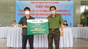 Đại diện Qũy Phát triển Tài năng Việt – cầu thủ Công Phượng trao bảng tượng trưng quà tặng cho Thượng tá Lê Viết Tiệp – Chánh văn phòng Đảng ủy CATP, Trưởng phòng Công tác Đảng và Công tác Chính trị