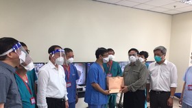 Thủ tướng Chính phủ Phạm Minh Chính, Trưởng Ban chỉ đạo Quốc gia phòng, chống dịch Covid-19 đến thăm hỏi và động viên các y bác sĩ tại Bệnh viện Cấp cứu hồi sức tỉnh Bình Dương