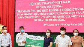 Hội Chữ thập đỏ Huyện Đô Lương nhận ủng hộ Quỹ phòng chống Covid-19 từ đại diện NutiFood, Quỹ phát triển tài năng Việt và cầu thủ Công Phượng
