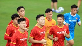 Đọi tuyển Việt Nam trên sân tập chiều 16-9