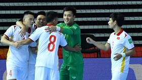 Thủ môn Hồ Văn Ý cùng các đồng đội vượt qua Panama 3-2 để mở hy vọng tranh vé đi tiếp
