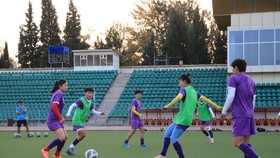 Các cầu thủ Việt Nam tập trên sân thi đấu Dushanbe