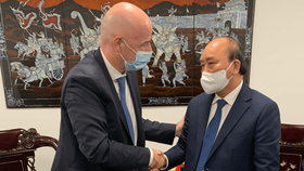 Chủ tịch nước Nguyễn Xuân Phúc và chủ tịch FIFA Gianni Infantino tại buổi gặp. Ảnh: FIFA
