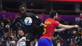 Một pha sóng gió trước khung thành thủ môn Bebe (BĐN). Ản: FIFA