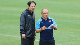 Trong thời gian tập trung cùng ĐTVN, HLV Park Hang-seo đã giao trợ lý Kim Han-yoon phụ trách đội tuyển U22 Việt Nam