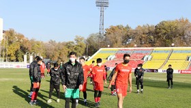 Các cầu thủ U22 Việt Nam tham quan, làm quen sân thi đấu Dolon Omurzakov vào ngày 25-10