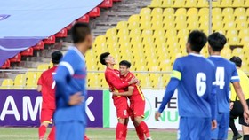 Mãi đến cuối trận Văn Xuân mới kịp ghi bàn thắng quyết định cho đội nhà