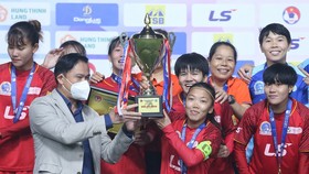 Đội TPHCM lần thứ 10 VĐQG sau chiến thắng 2-0 trước đội Hà Nội trong trận chung kết vào chiều 25-11. Ảnh: MINH HOÀNG