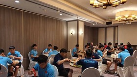 Do tình hình dịch Covid-19 nên BTC đã không bố trí ăn buffet mà thức ăn được dưa lên bàn ăn. Đội tuyển Vệt Nam đã cho 3 cầu thủ/bàn ăn để tạo sự thoải mái