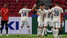 Các cầu thủ Thái Lan chia vui cùng Supachok sau bàn nâng tỷ số 2-0. Ảnh: Changsuek