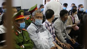 Trịnh Sướng (áo khoác trắng) được xác định là người thu lợi bất chính nhiều nhất trong đường dây xăng giả