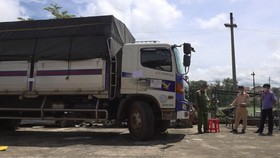 Truy đuổi 100km bắt tài xế xe tải tông gãy nhiều barie, vượt chốt kiểm dịch