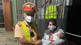 Hỗ trợ kịp thời góa phụ ôm con 1 tháng tuổi kiệt sức giữa đêm mưa