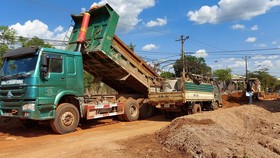 Xử phạt 146 triệu đồng đối với doanh nghiệp khai thác đất lậu để thi công đường