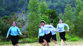 Female ethnic footballers at Huc Dong