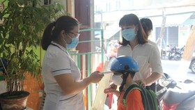 Khi vào trường các em sẽ được đo thân nhiệt trước khi lên lớp