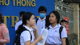 Các thí sinh tập trung thành từng nhóm nhỏ để đưa ra những dự đoán về đề thi môn Ngữ Văn năm nay