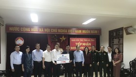 Ông Lê Trung Chinh trao tiền ủng hộ của thành phố Đà Nẵng cho tỉnh Hà Tĩnh khắc phục hậu quả do thiên tai gây ra