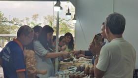 Khách hàng tham quan, mua sắm sản phẩm OCOP tại triển lãm