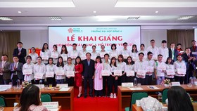 Hơn 12 tỷ đồng học bổng dành cho các tân sinh viên và gần 300 triệu đồng hỗ trợ cho sinh viên các tỉnh miền Trung bị bão lũ