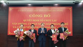 Ông Lê Trung Chinh, Chủ tịch UBND TP Đà Nẵng trao quyết công tác cán bộ đối với văn phòng UBND thành phố