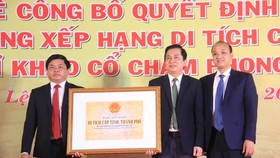 Phó Chủ tịch UBND thành phố Đà Nẵng Lê Quang Nam trao bằng xếp hạng cấp thành phố Di chỉ khảo cổ Chăm Phong Lệ