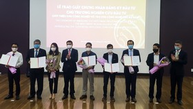 Phó Chủ tịch Thường trực UBND TP Đà Nẵng Hồ Kỳ Minh trao 6 Giấy Chứng nhận đăng ký đầu tư và 1 chủ trương nghiên cứu đầu tư cho các doanh nghiệp