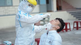 Nhân viên y tế quận Sơn Trà (TP Đà Nẵng) lấy mẫu xét nghiệm cho thanh niên nhập ngũ