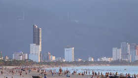 Du khách vui chơi tại bãi biển TP Đà Nẵng