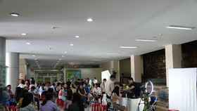 Hơn 400 người là phóng viên nhà báo, người làm báo và thân nhân tham gia thực hiện làm CCCD lưu động đặt tại Bảo tàng Đà Nẵng