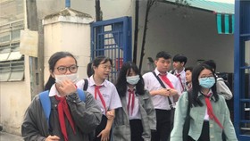 Học sinh Trường THCS Trưng Vương mang khẩu trang khi đến trường học