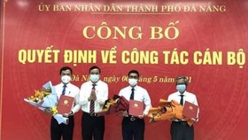Ông Lê Trung Chinh, Chủ tịch UBND TP Đà Nẵng trao quyết định công tác cán bộ