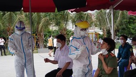 Trung tâm Y tế quận Sơn Trà lấy mẫu xét nghiệm Covid-19 cho lực lượng tham gia phòng, chống dịch trên địa bàn