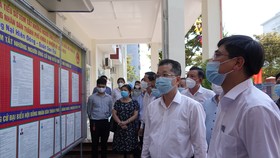 Ông Nguyễn Văn Quảng, Bí thư Thành ủy TP Đà Nẵng kiểm tra danh sách niêm yết đại biểu HĐND TP Đà Nẵng nhiệm kỳ 2021-2026 tại phường Nại Hiên Đông