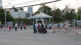 Lối vào Khu công nghiệp An Đồn (quận Sơn Trà, TP Đà Nẵng) được dựng rào chắn