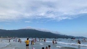 Hoạt động tắm biển được phép hoạt động theo khung giờ